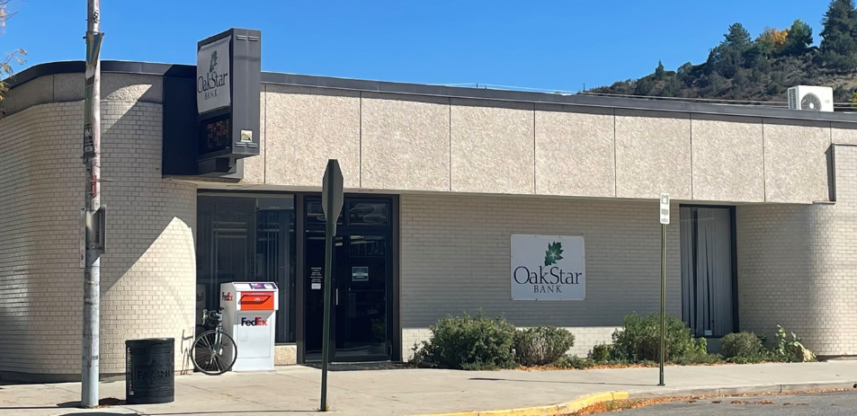 An OakStar Bank branch.